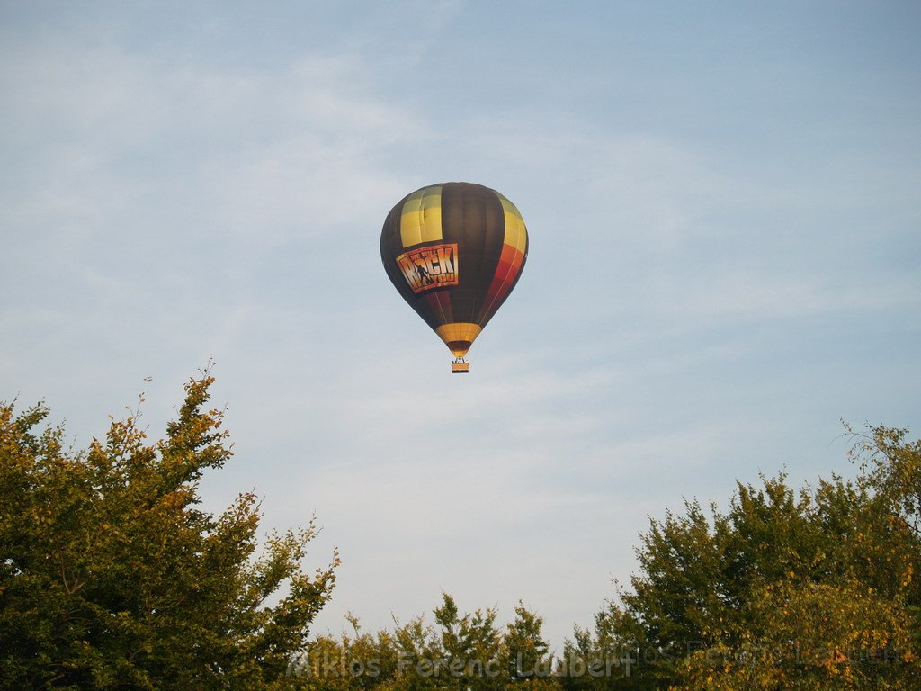 Heissluftballon im vorbei fahren  P24.JPG